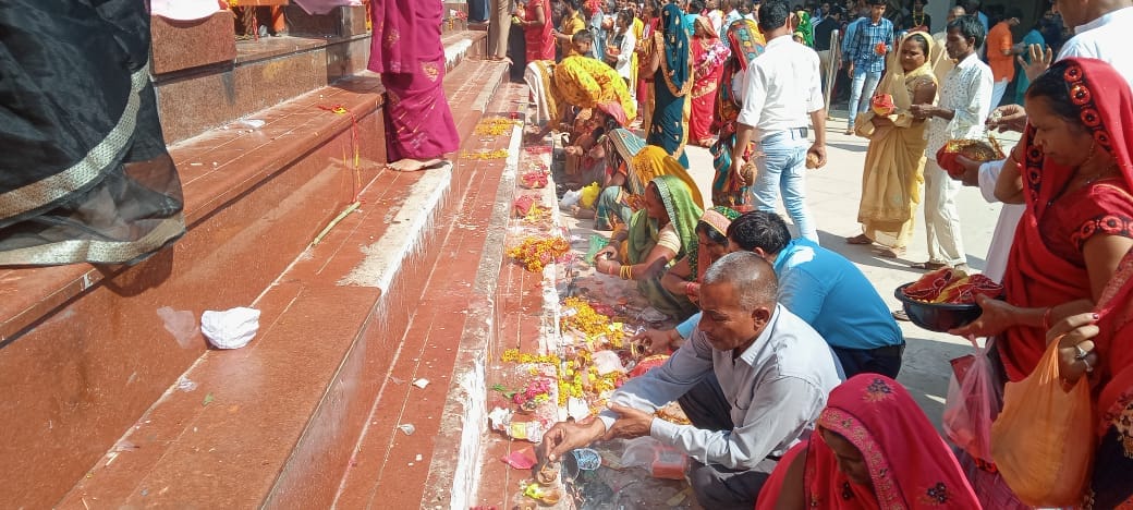 Sharad Purnima 2023: Devotees gathered to worship Maa Vindhyavasini, offered offerings to Maa Vindhyavasini