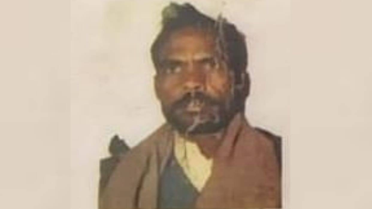 Villagers beat a goon in a village of Sadarpur Thana in Sitapur.