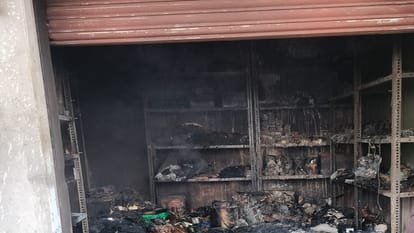 Hathras News: परचूनी की दुकान में लगी आग, नकदी और लाखों का सामान जलकर राख fire in grocery shop