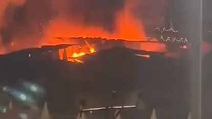 Firozabad : काठ बाजार इलाके में लगी आग, 24 दुकानें खाक, दमकल विभाग की पांच गाड़ियां मौके पर Fire breaks out in the Kath Bazar area in UP's Firozabad