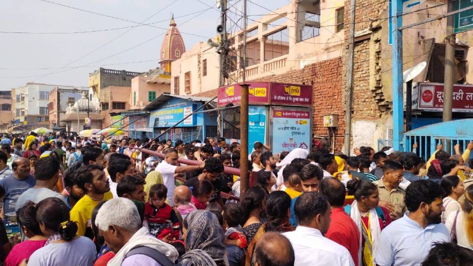 Banke Bihari appeared to devotees wearing white clothes and carrying flute On Sharad Purnima in Vrindavan