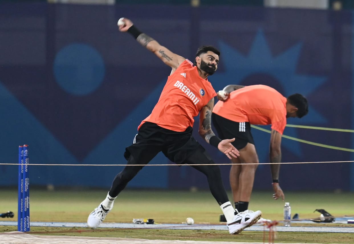 ICC World Cup 2023 IND vs ENG: Virat Kohli Bowling During Practice, Hardik Pandya Replacement News in Hindi