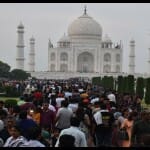 ताज का दीदार करते पर्यटक