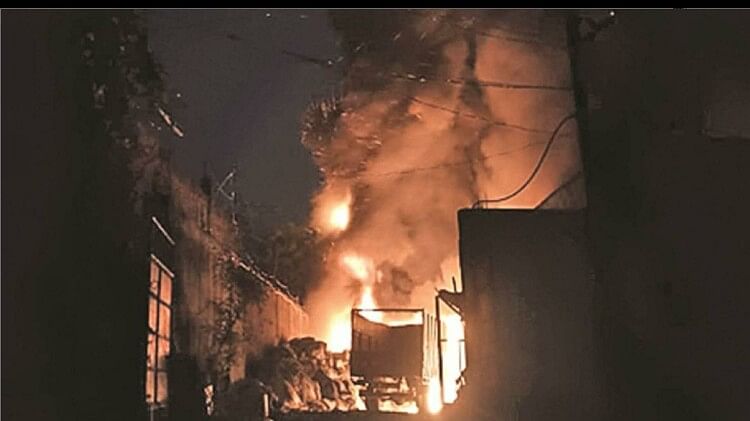 Raipur News:रायपुर के कबाड़ यार्ड में लगी भीषण आग, दमकल के चार गाड़ियों ने दो घंटे बाद पाया काबू – Raipur News: Massive Fire Broke Out In Scrap Yard, Four Fire Tenders Brought It Under Control