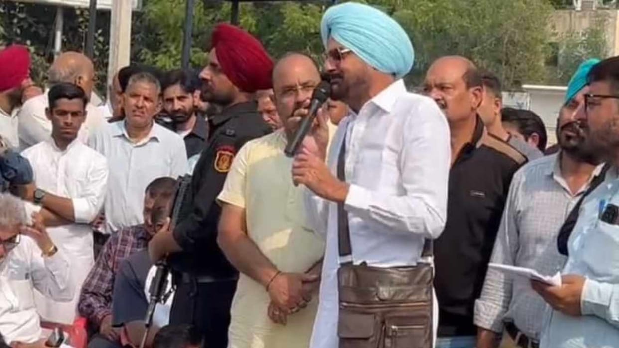 Father of Sidhu Moosewala targets Punjab government in Bathinda