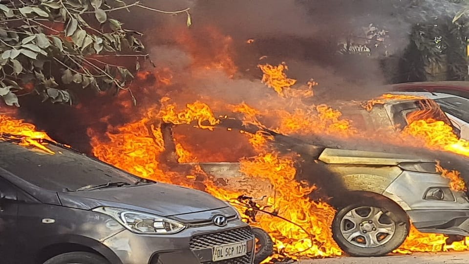 Many vehicles burnt to ashes due to fire in Ghaziabad fire started due to explosion in transformer