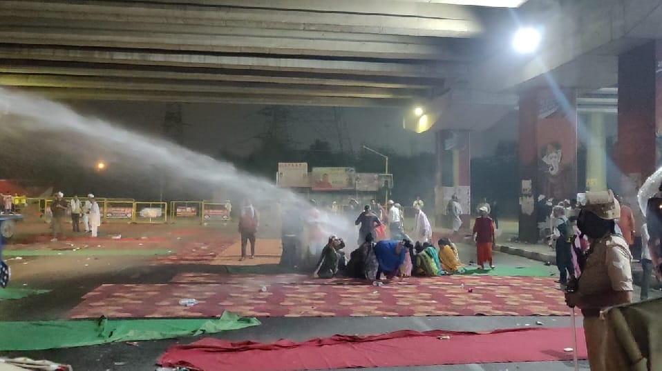 Police removed the people protesting at UP Gate by using water cannon in ghaziabad