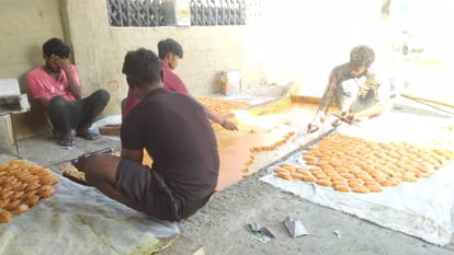 UP: Sweeten your mouth with jaggery on Diwali, more than 20 varieties being prepared on crushers
