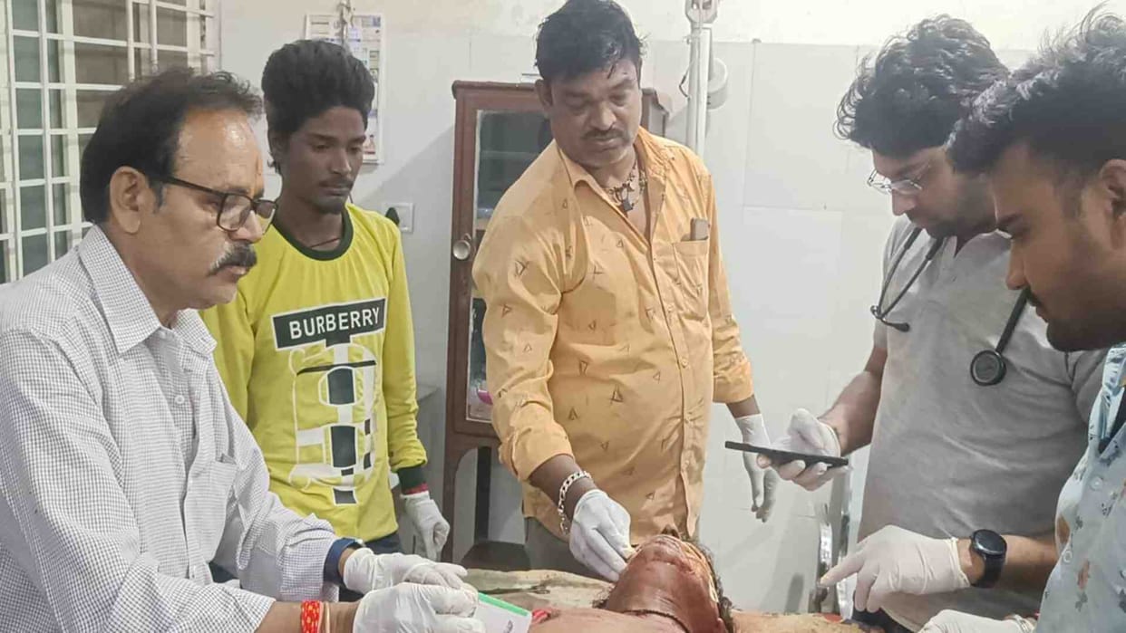 Khargone entered a house in Barwah and stabbed her husband in front of his wife.
