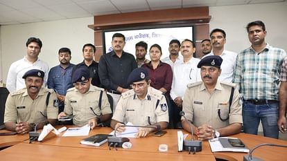 Gwalior: तस्करों के खिलाफ कार्रवाई, उड़ीसा से ट्रक में भरकर लाया जा रहा 467 Kg गांजा जब्त, चार तस्कर गिरफ्तार Gwalior 467 Kg ganja being brought in a truck from Orissa seized four smugglers arrested