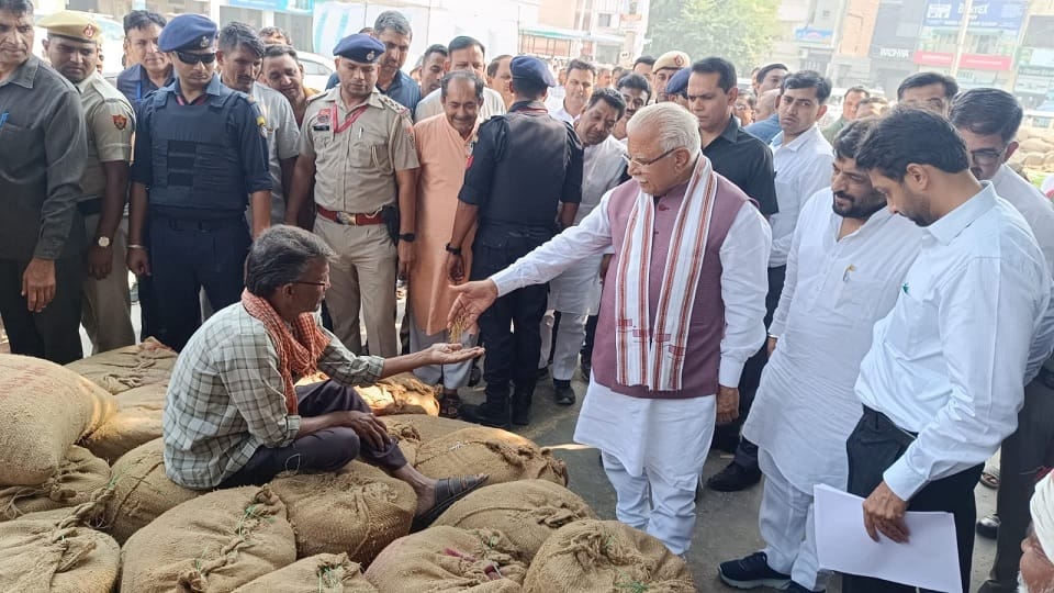 CM Manohar Lal reached Sirsa tour, Learned from laborer in grain market about how much moisture is in paddy