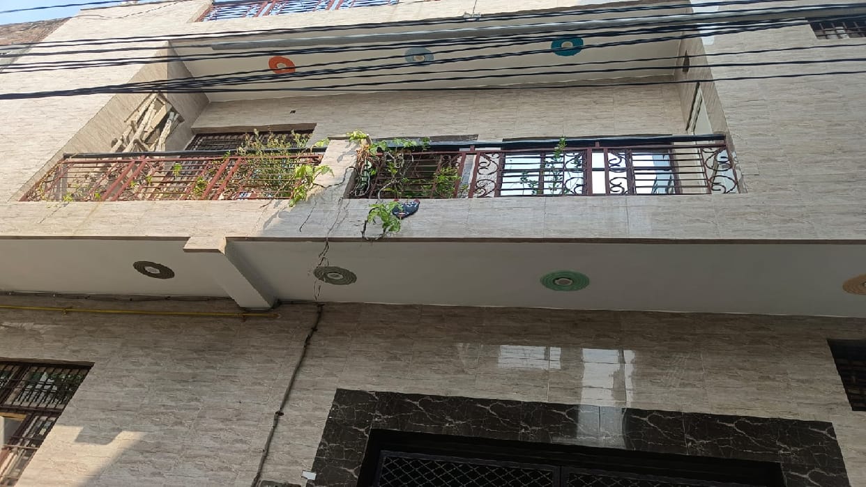 Telangana student first cut vein of his hand and then committed suicide by jumping from roof In Ghaziabad