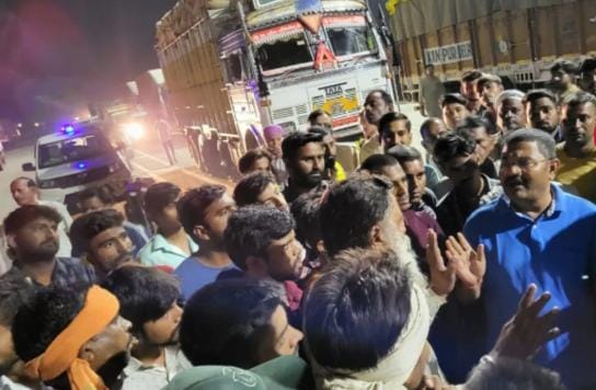 Truck driver beaten at toll plaza, highway jammed in protest, demand for action against employees