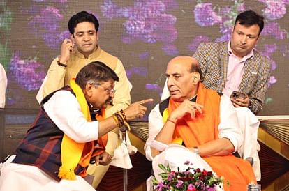 MP Election 2023: केंद्रीय मंत्री राजनाथ बोले-शिवराज राजनीति के धोनी, शुरुआत कैसी भी हो मैच फिनिश करना आता है MP Election 2023: Union Minister Rajnath said - Shivraj is Dhoni of politics, no matter what the start is, he