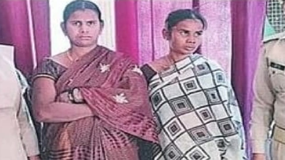 Young man married with two woman to commit theft and when both of them were caught he ran away