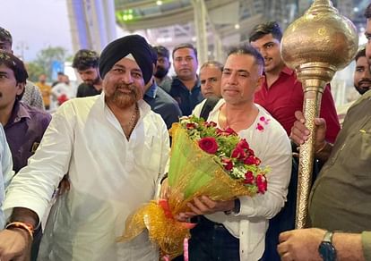 Indore: राॅबर्ट वाड्रा बोले-देश में भेदभाव की राजनीति नहीं होना चाहिए Indore: Robert Vadra said – there should be no politics of discrimination in the country