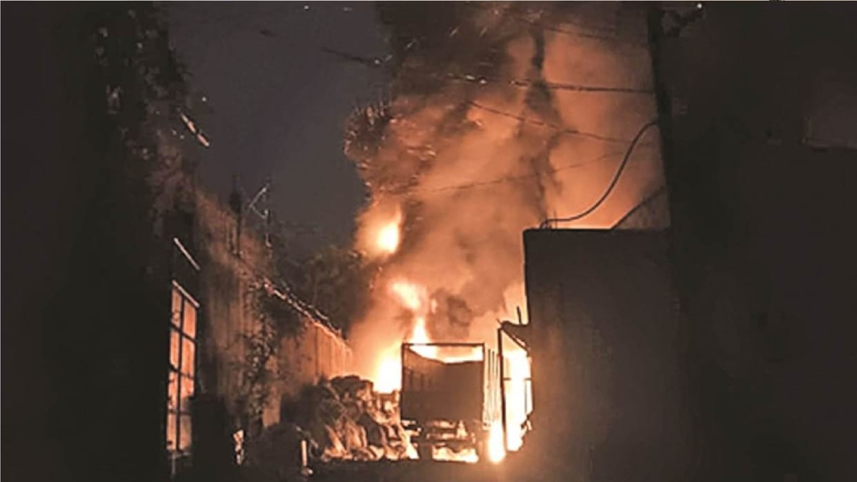 Raipur News: massive fire broke out in scrap yard, four fire tenders brought it under control