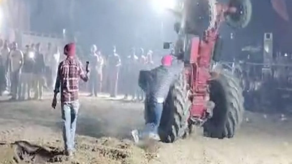 Painful death of a man while performing stunts with a tractor in the fair in batala