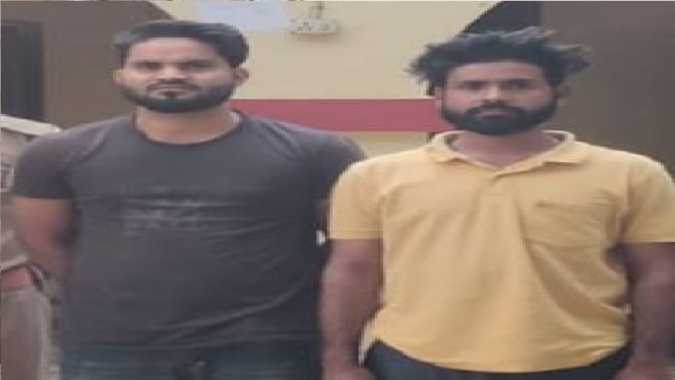 police arrested two youths while making purchases by giving fake notes in Ramlila fair in Shahjahanpur