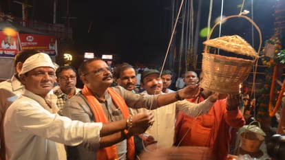 Sky lamps decorated in bamboo baskets: Strings of lamps decorated in memory of 11 martyrs