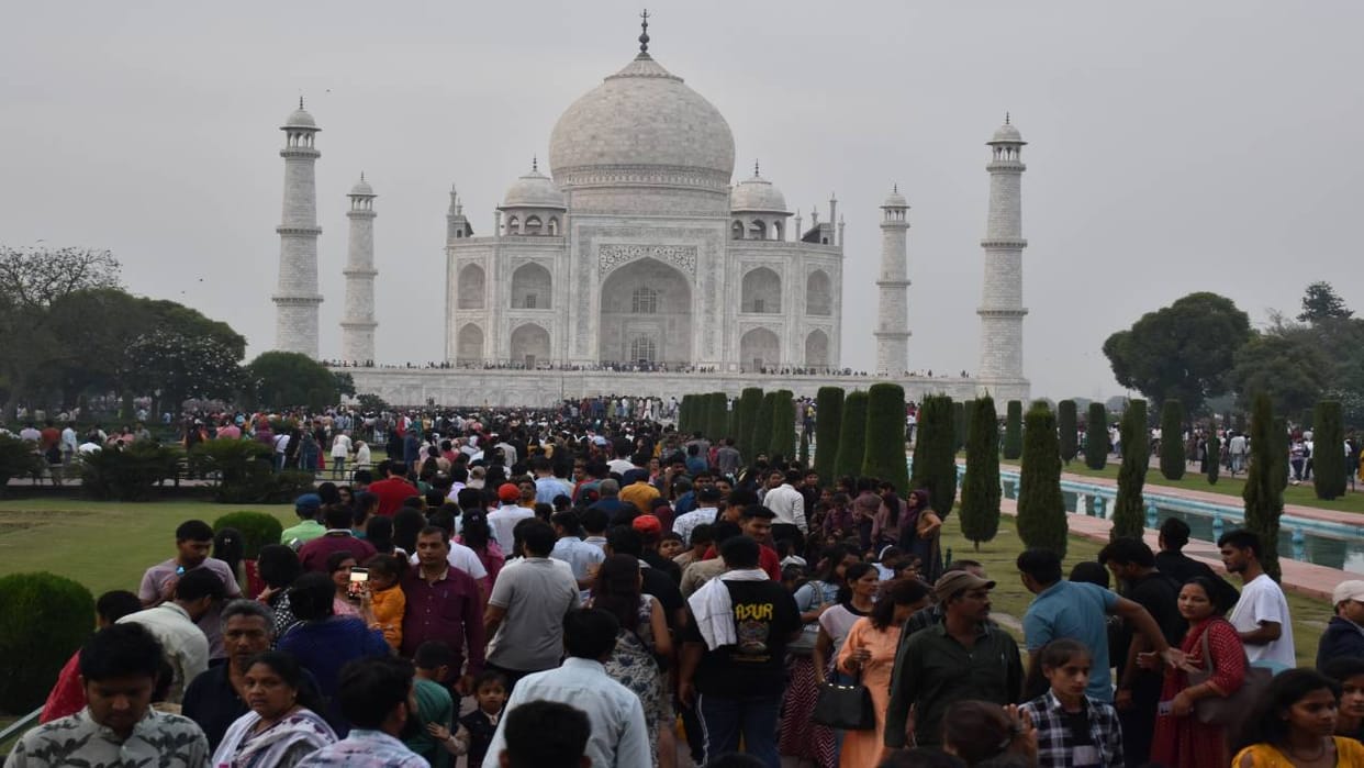 Tourists saw Taj in milky light of moon on Sharad Purnima in Agra