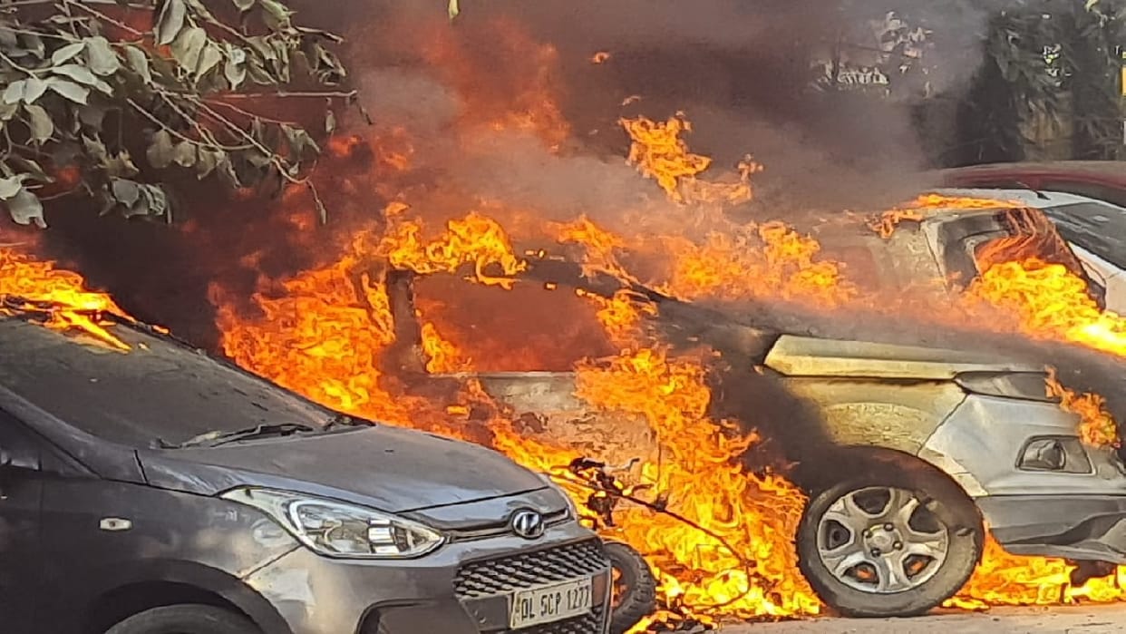 Fire broke out in cars parked near DLF post in Ghaziabad