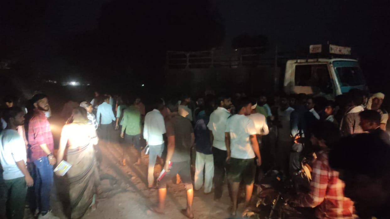 Tractor driver hits girl playing in front of house people beat her Dhoplur news