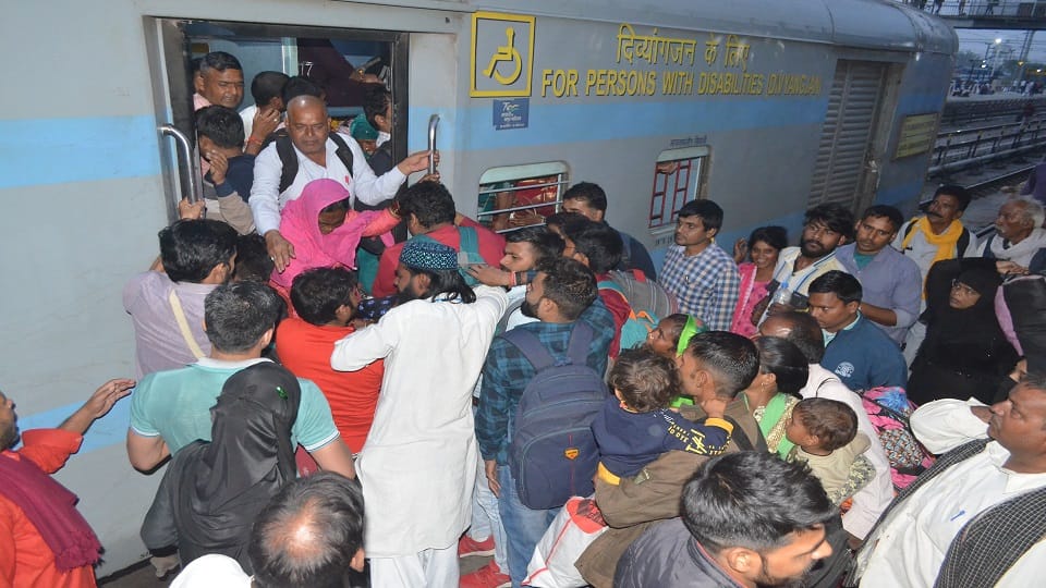 Train journey in Diwali-Chhath: 80 thousand left in waiting, Railways earned 48 lakh