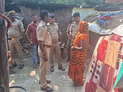 UP Crime: गर्दन काट कर युवक का शव घर के पास कुएं में फेंका, देवरिया में करता था नौकरी; छुट्टी पर आया था घर UP Crime: Dead body of a young man found in a well near his house with his neck cut