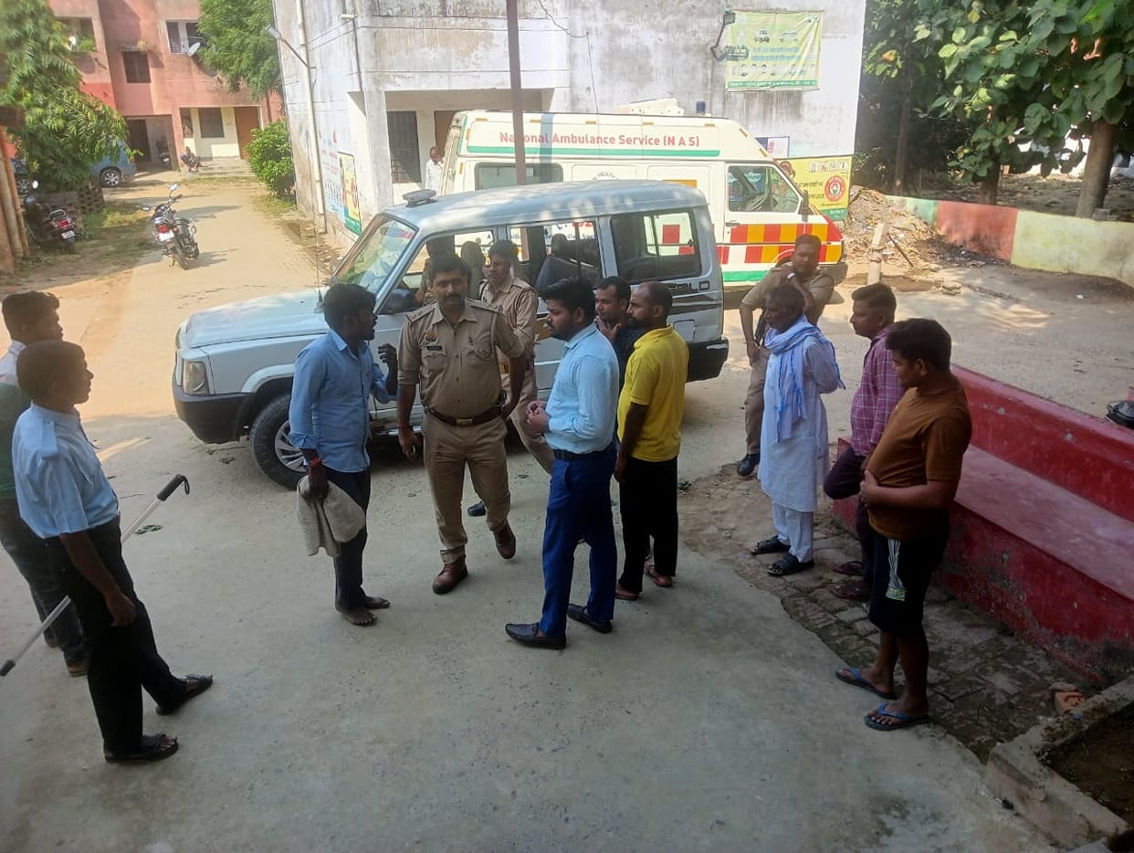 A bike came from the front at high speed, the Principal got scared and fell from the scooter on the road