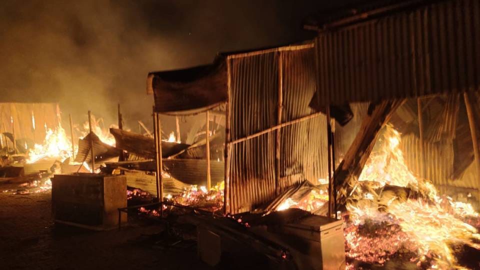 Massive fire broke out in Firozabad 150 shops burnt down loss worth crores