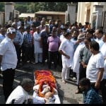 बैजनाथ के निधन पर जुटी भीड़।
