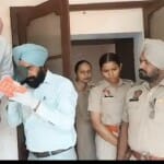 जांच करती हुई पुलिस