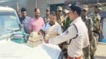 पकड़ी गई राशि जब्त करती पुलिस टीम।