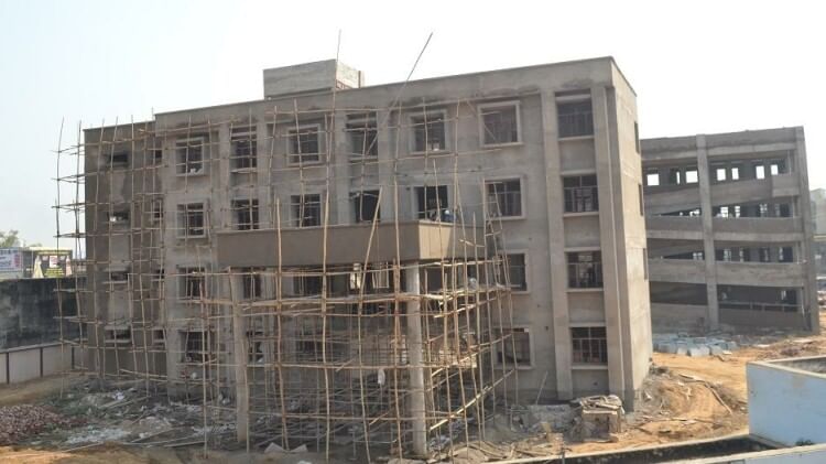 Hathras News: खड़ी हुई केंद्रीय विद्यालय की इमारत, पुताई हुई शुरू