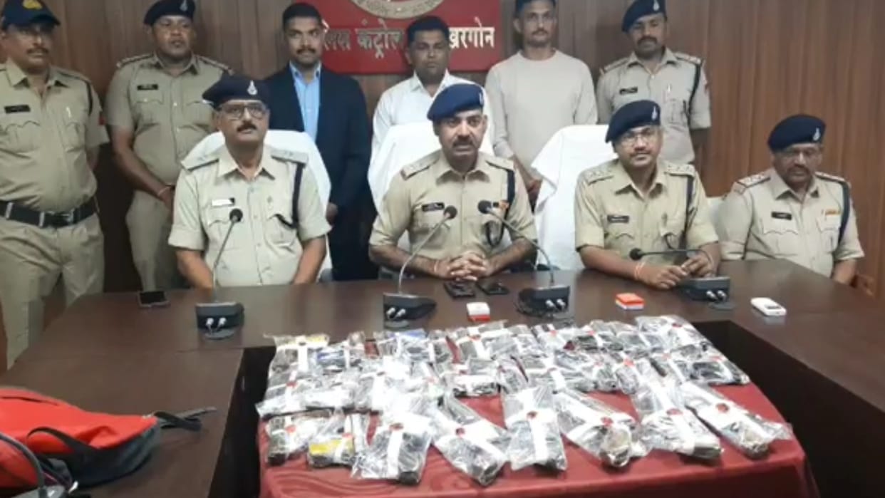 Khargone News: police got big success two smugglers along with illegal weapons arrested.