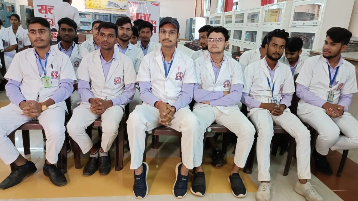 mp elections 2023: satta ka sangram at guna yuvao se charcha with voters coverage update in hindi