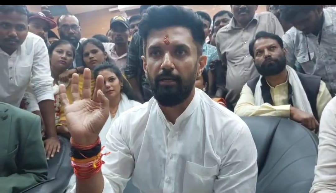 Bihar News : Chirag Paswan targeted CM Nitish Kumar's visit to Banaras.said-who will listen in Banaras him.