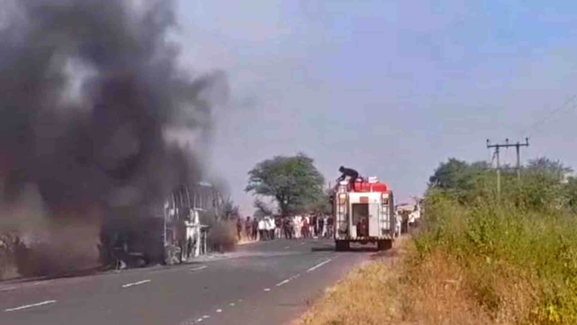 बस की आग बुझाने पहुंच फायर ब्रिगेड।