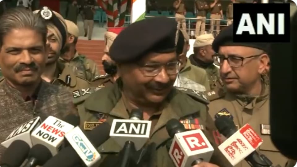 Srinagar: DGP Dilbag Singh flags off 100 new hi tech police vehicles in Zewan