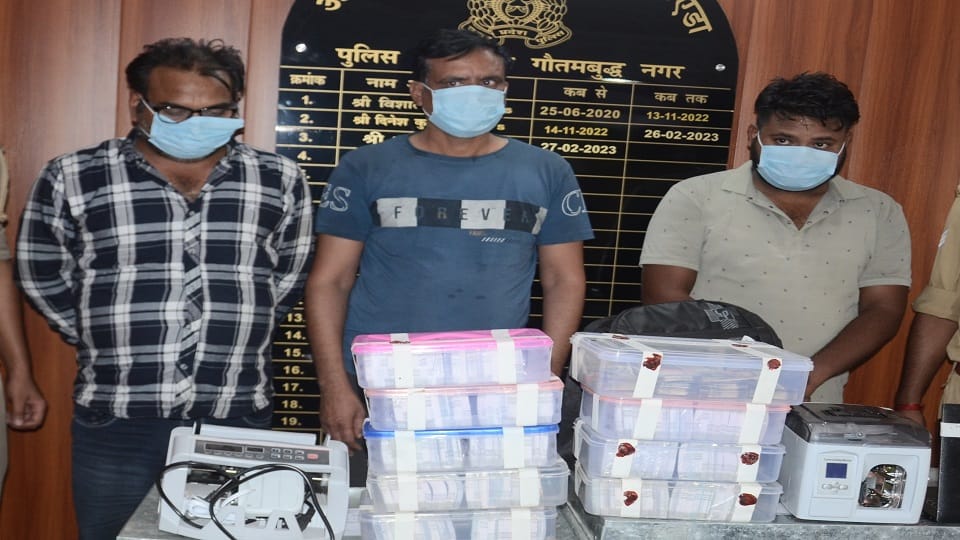 Three accused arrested for committing fraud by placing wads of paper among real notes in noida