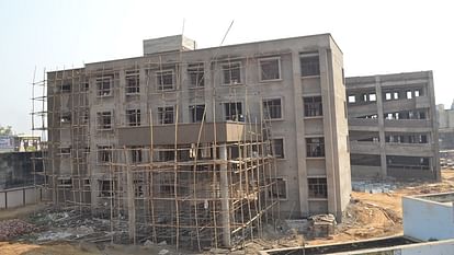 Hathras News: खड़ी हुई केंद्रीय विद्यालय की इमारत, पुताई हुई शुरू Kendriya Vidyalaya building erected, painting started