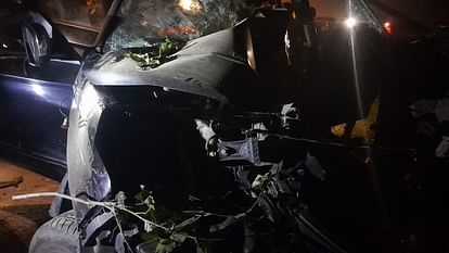 horrific accident occurred when an uncontrolled car collided with a tree in Hardoi