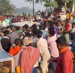 Bihar News: Liquor looted in broad daylight in Siwan, bottles taken away in the middle of market, Viral Video