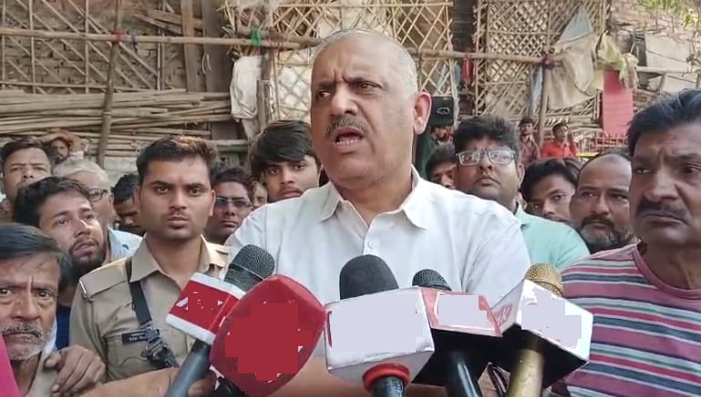 Protest against removal of shops in the parade, SP MLA Amitabh Bajpai sat on strike