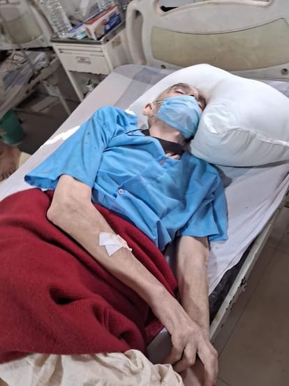 Came to Kashi to seek salvation, couldn't find place in Mumukshu Bhavan; now life confined to hospital bed