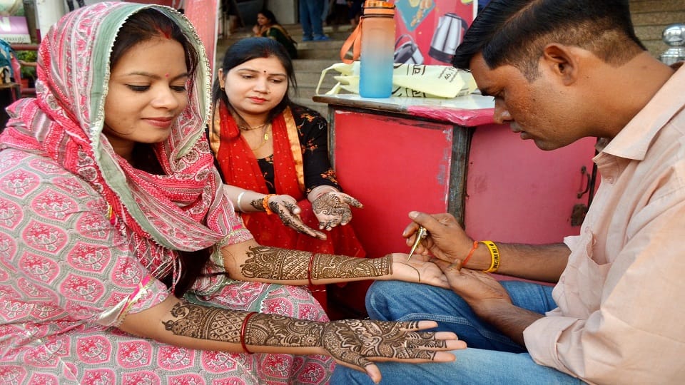 Bumper booking in beauty parlor for Karwa Chauth in Bareilly