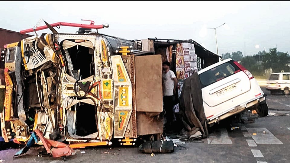 Moradabad: Container overturns car due collision with truck highway, couple injured, you too will be surprised