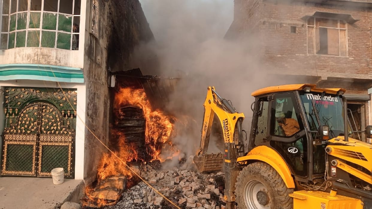 Fire broke out in a warehouse in Sardhana of Meerut, causing loss of lakhs of rupees