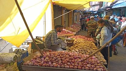 Shimla News: त्योहारी सीजन में रुलाने लगा प्याज, शिमला मंडी में 80 रुपये प्रति किलो पहुंचे दाम Onion price hike in shimla during the festive season